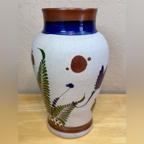 Tonala Mexican Pottery Vase Hand Painted Quail Butterfly Signed Mateos 8.75” - Picture 8 of 16